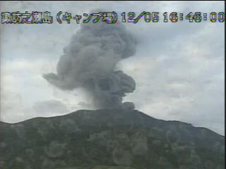 Eruption on Surveillance camera image (Suwanosejima campsite) 