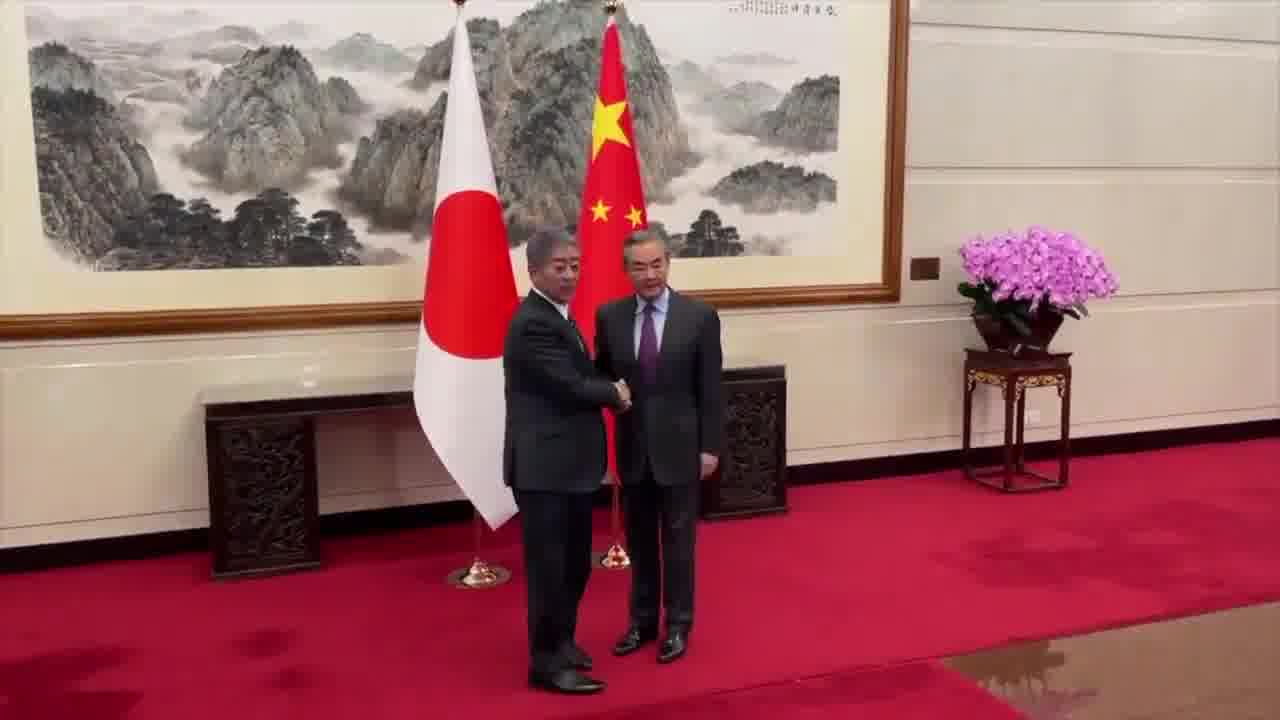 De Japanse minister van Buitenlandse Zaken Takeshi Iwaya is in Beijing aangekomen om gesprekken te voeren met zijn Chinese ambtgenoot Wang Yi. Dit zou Iwaya's eerste bezoek aan de Chinese hoofdstad zijn sinds hij in oktober minister van Buitenlandse Zaken van Japan werd.