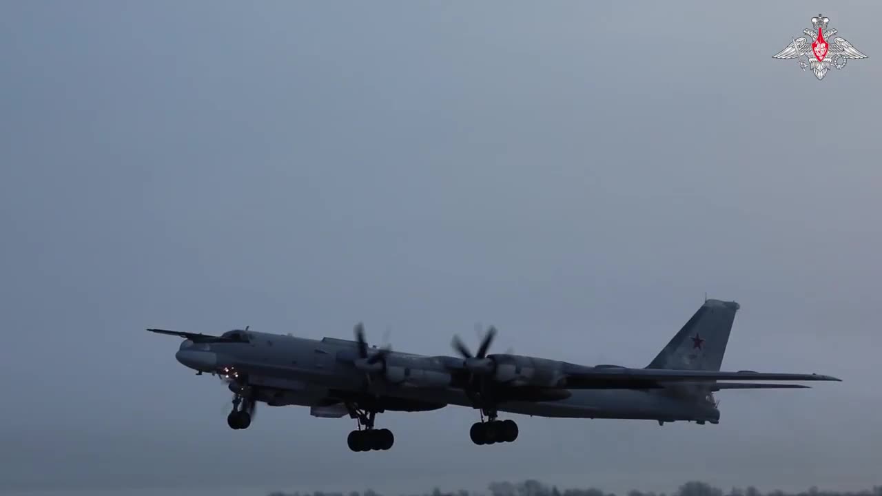 סרטון MOD רוסי של שני מפציצים ארוכי טווח Tu-95MS טסים מעל ים אוחוטסק וים יפן (הים המזרחי). משך הטיסה עלה על 8 שעות. מטוסי Su-35S ו-Su-30SM של כוחות החלל הרוסיים ליוו את המפציצים